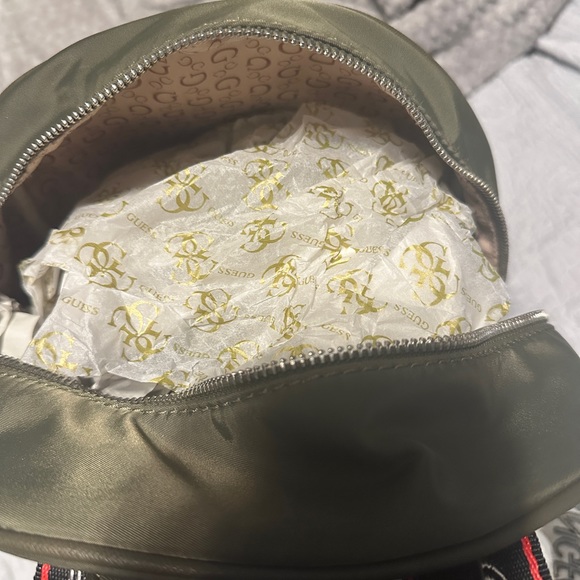 Guess Backpack used for 1 week in cali like new condition - Picture 3 of 3